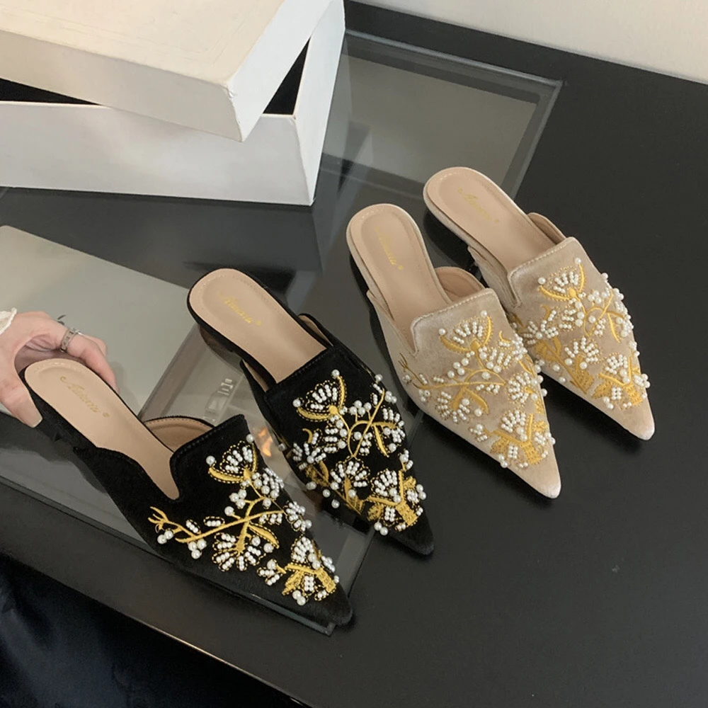 新中式国风包头刺绣半拖鞋女夏季外穿珍珠丝绒尖头复古平底穆勒鞋