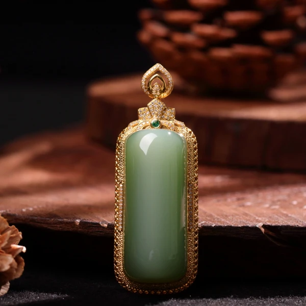 【泓贝珠宝-L348】18k金镶嵌和田玉老料碧玉粉绿猫眼平安牌吊坠