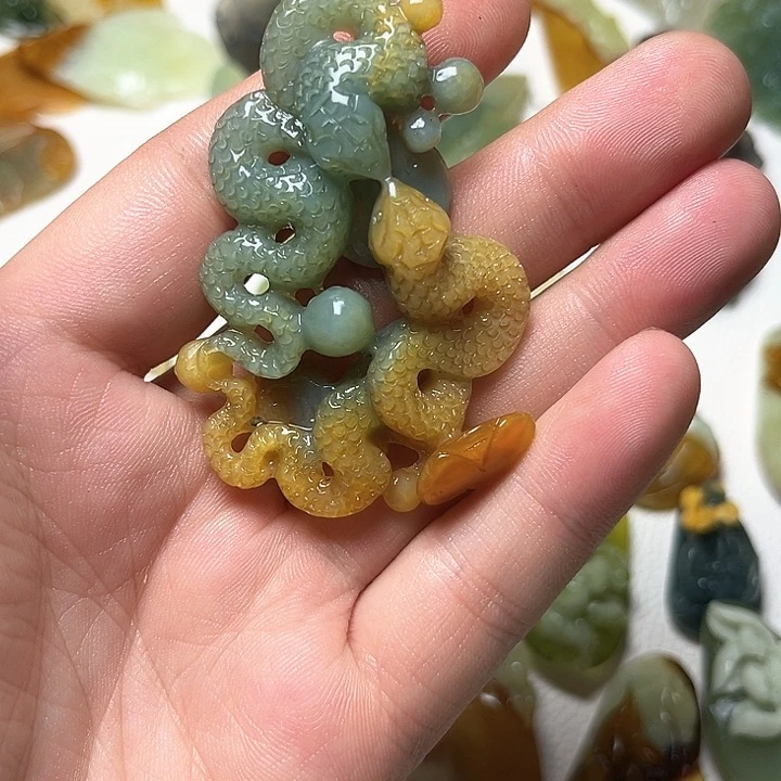 蛇纹石玉颈饰未镶嵌花****哥