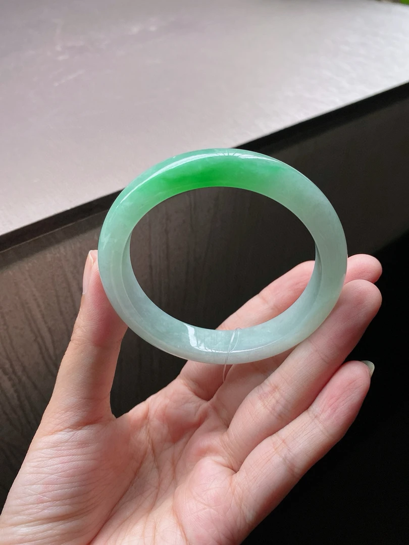 55.7-11.7-7.6圈囗飘冰绿正圈手镯，天然缅A翡翠