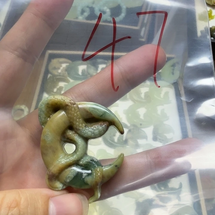 透闪石-蛇纹石玉吊坠未镶嵌