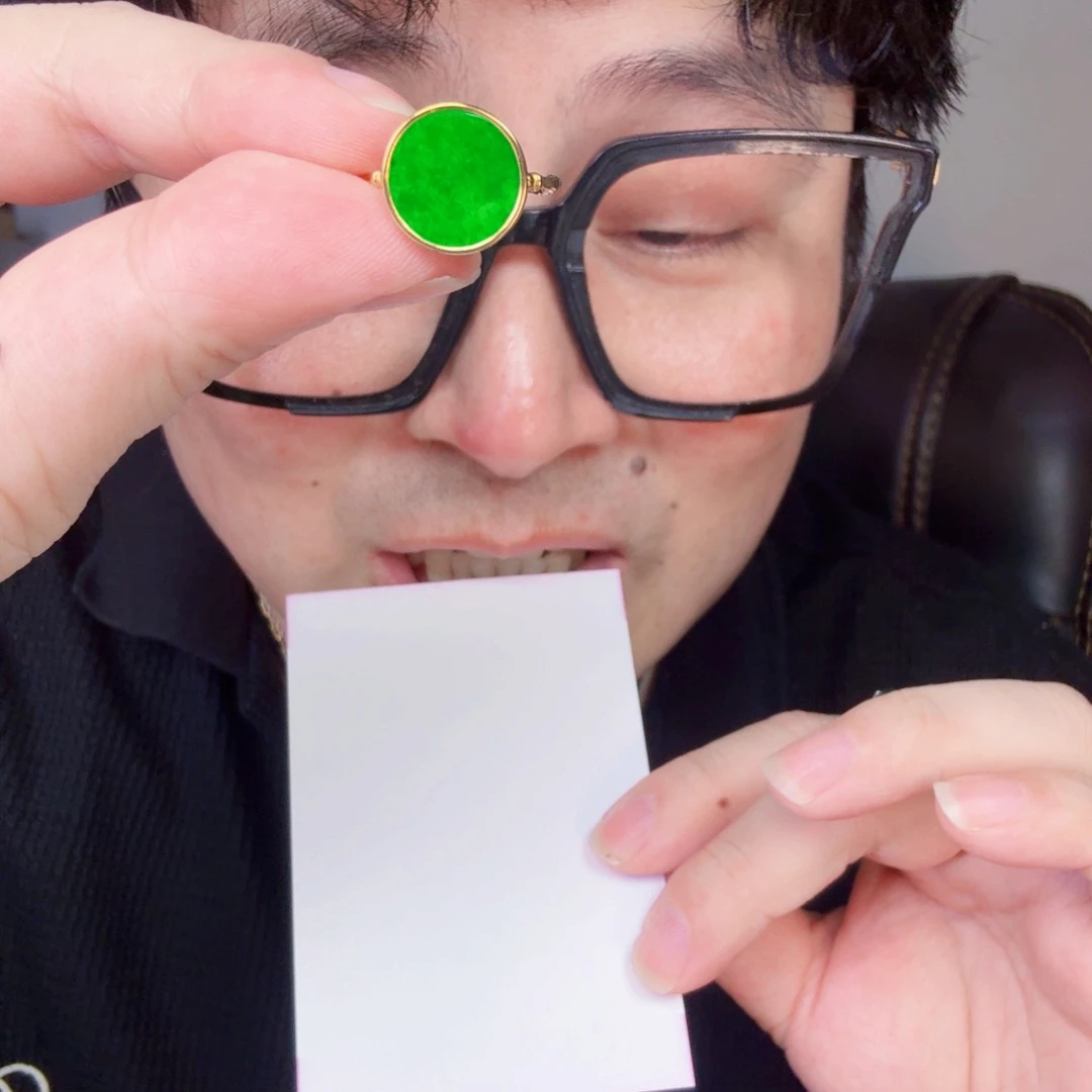 翡翠未镶嵌颈饰一件