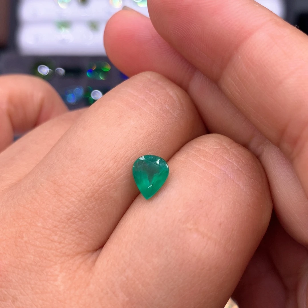 未镶嵌祖母绿珠宝奇石