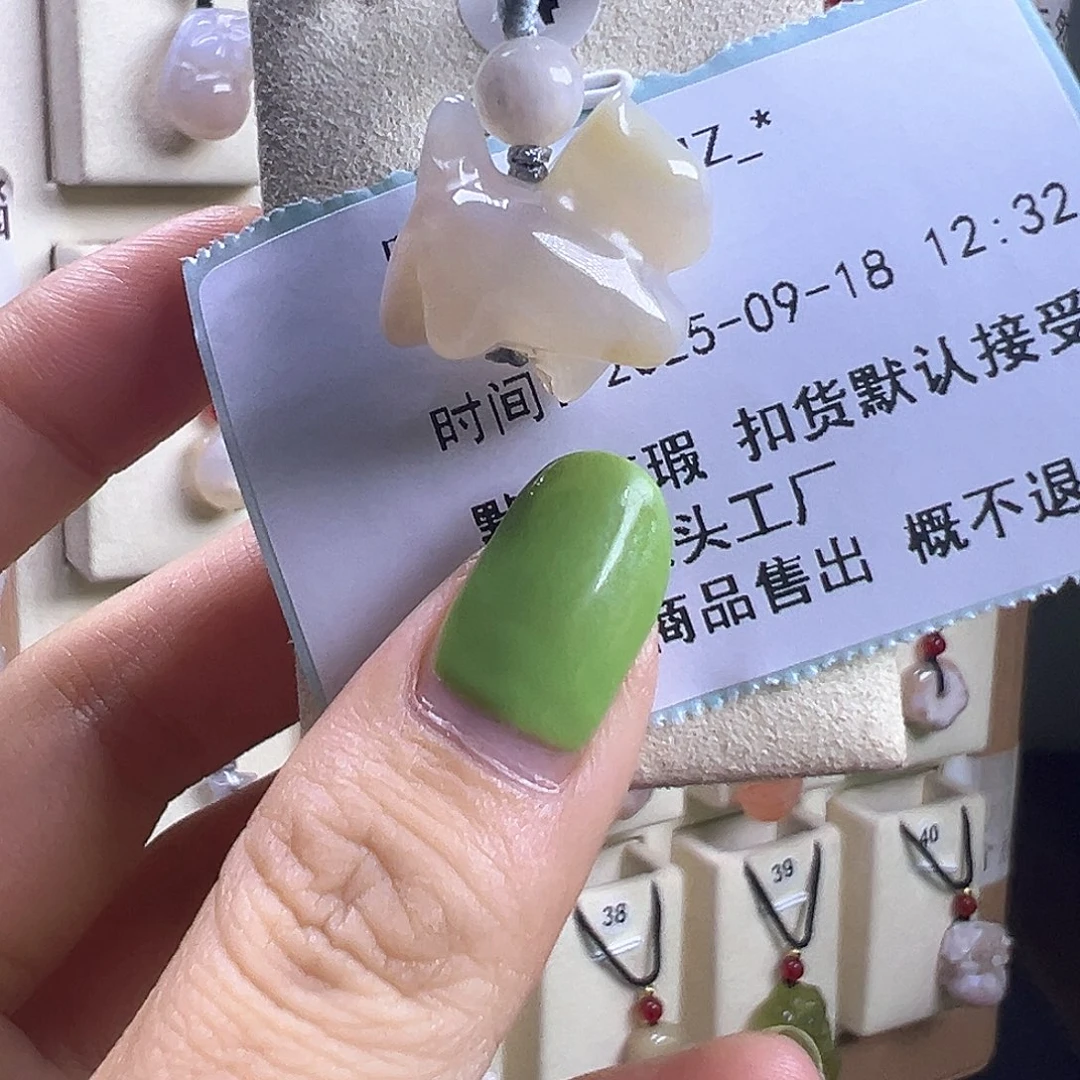J****吊坠(不含链)未镶嵌石英质玉