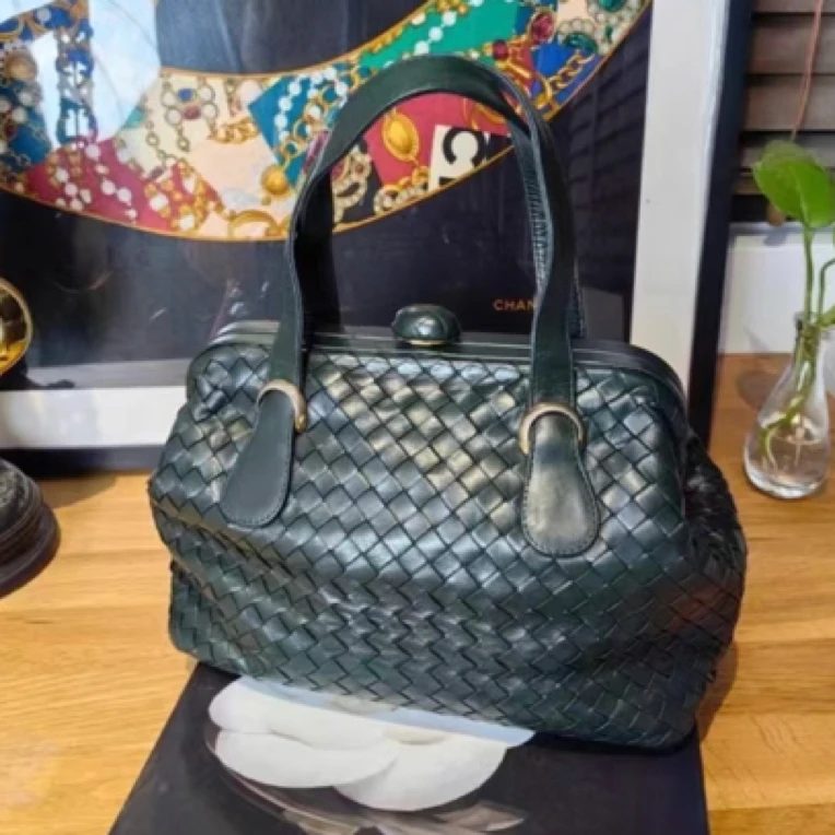 95新  Bv葆蝶家中古中号编织格子墨绿色蛙口手提包