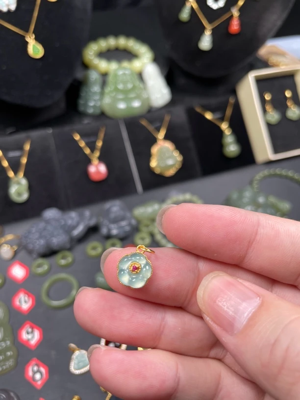 天然翡翠五瓣花小滴溜吊坠