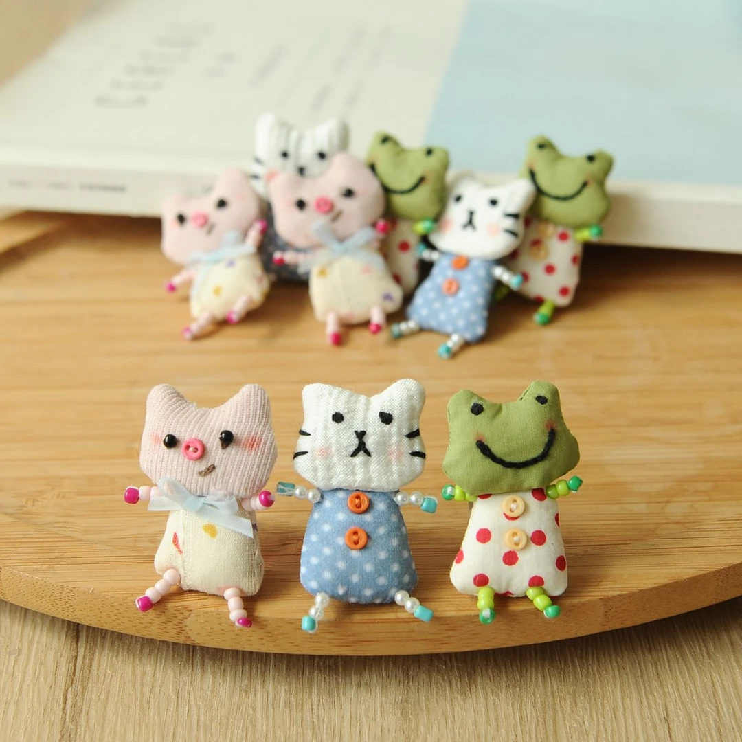 【进账】粉色小猪小青蛙小猫布艺胸针小清新可爱服装驾车个人用品