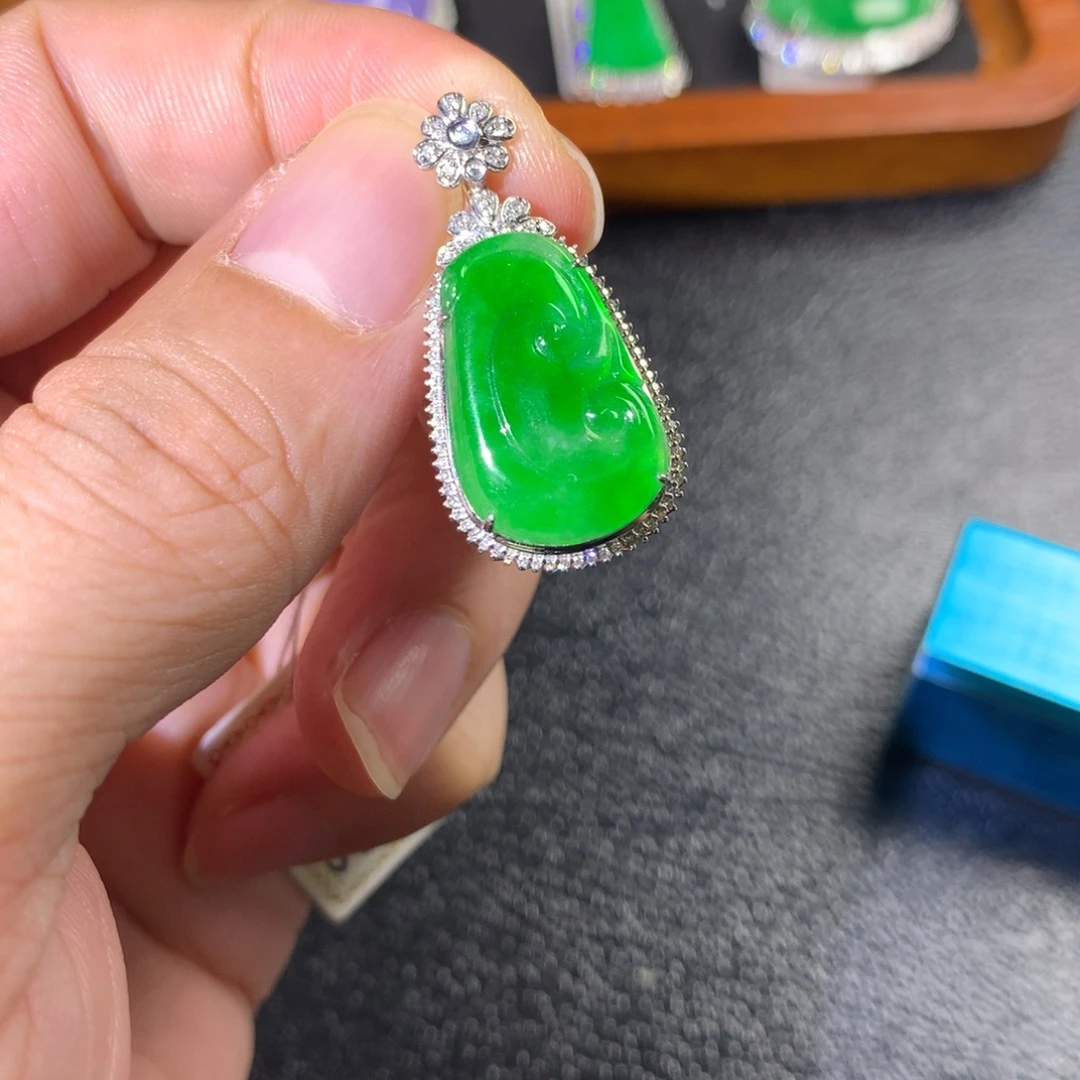 翡翠18K金镶嵌颈饰翡翠