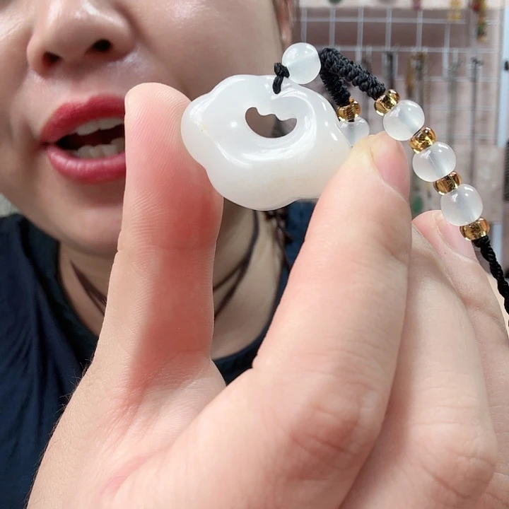 石英质玉未镶嵌颈饰