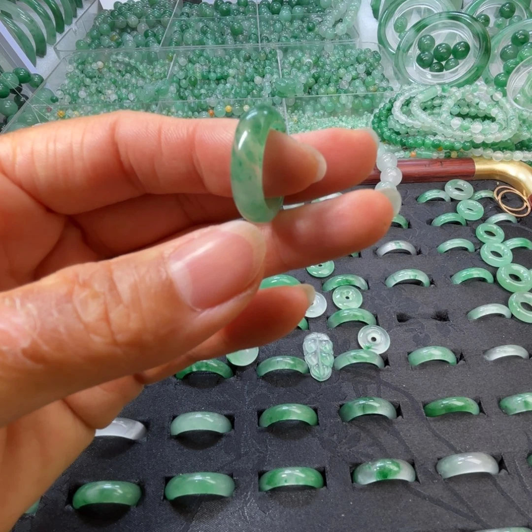 石英质玉（非洲翠）未镶嵌散珠戒指圈口11