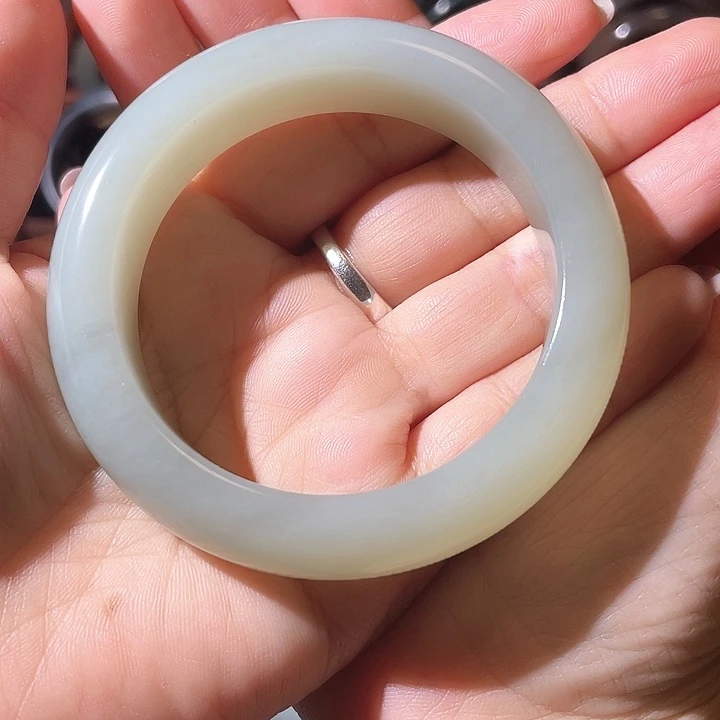 和田玉手镯未镶嵌开****^