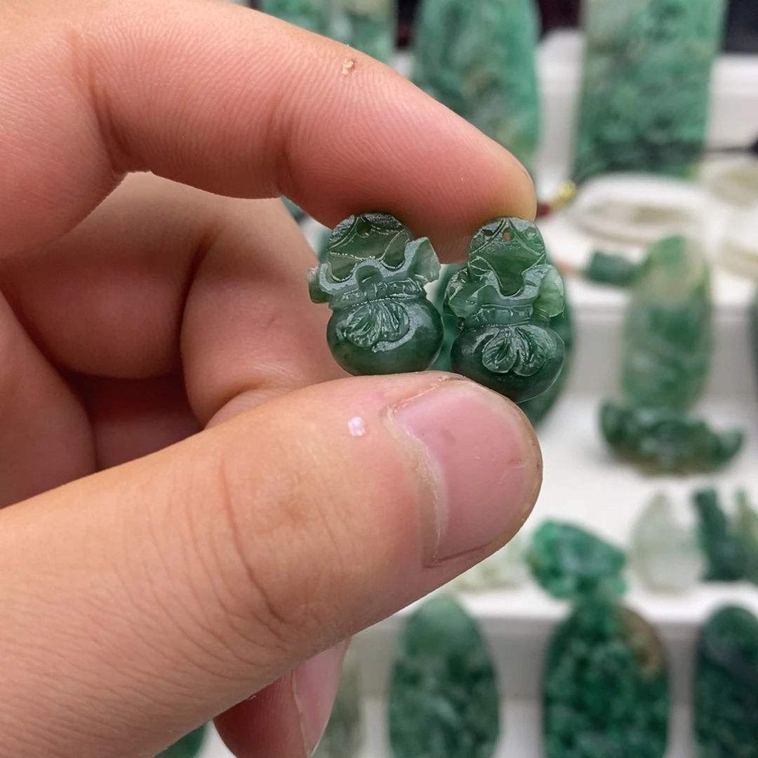 育***均独山玉未镶嵌颈饰