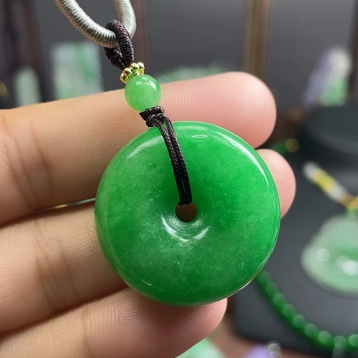 翡翠未镶嵌吊坠(赠链)