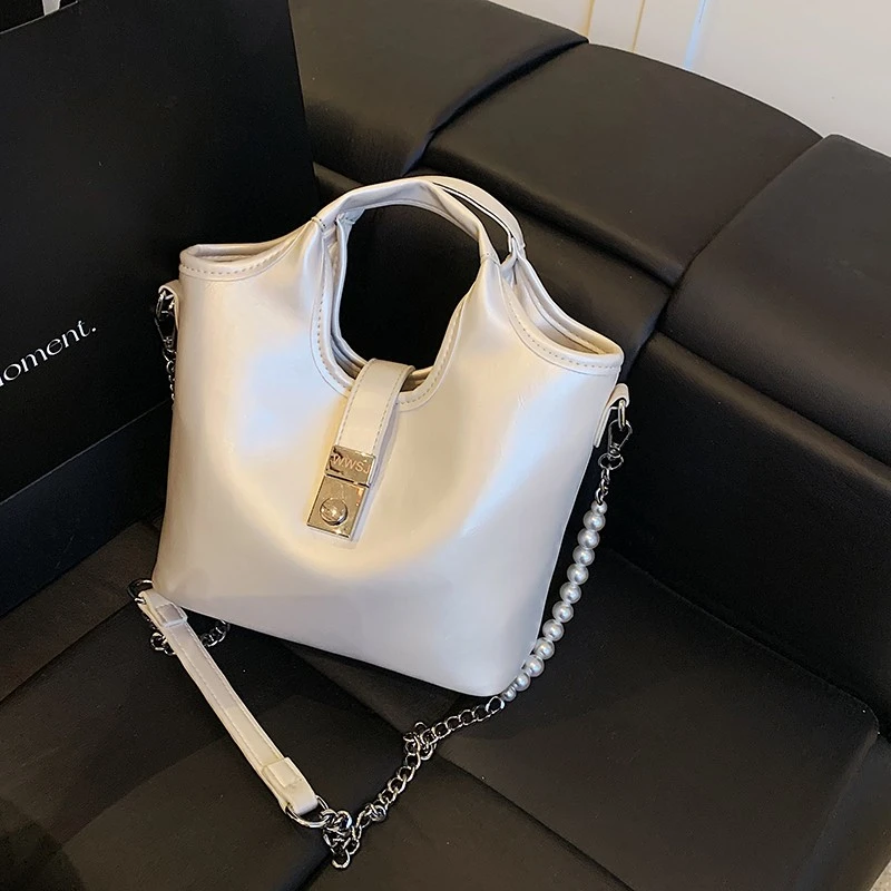 高级感洋气小包包女2025新款春夏季百搭斜挎包外出上班手提水桶包