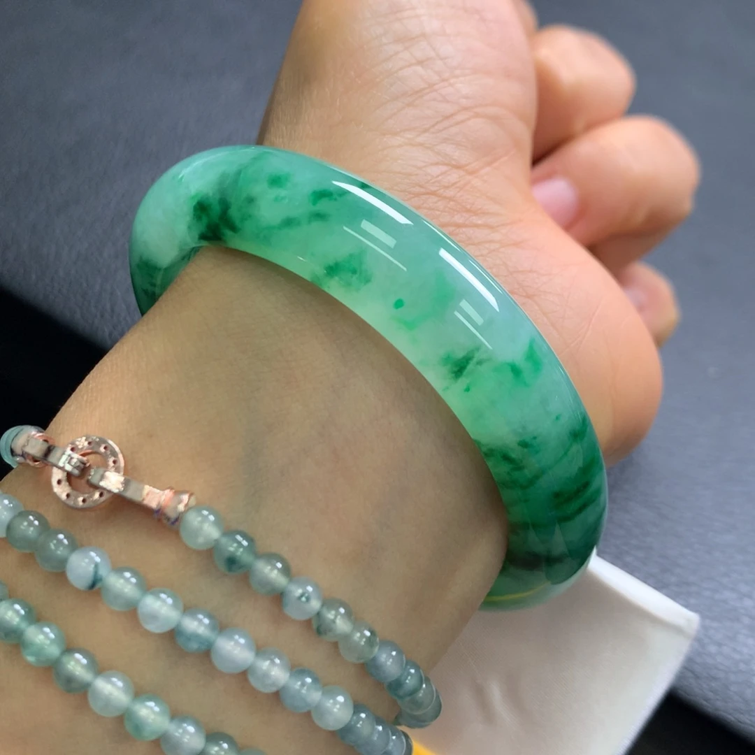 翡翠未镶嵌手镯绿野仙踪