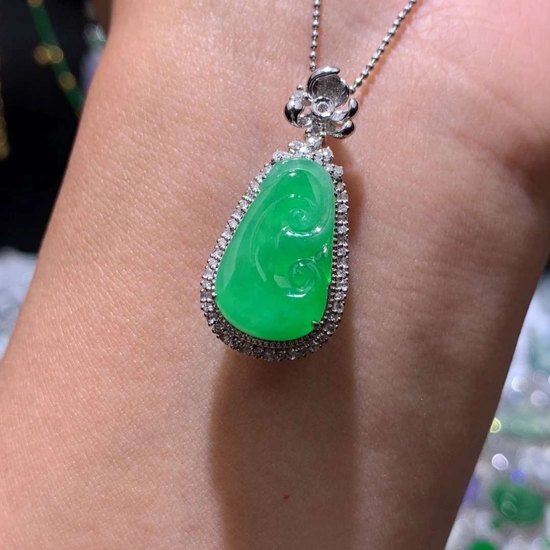 翡翠18K金镶嵌吊坠(赠链)