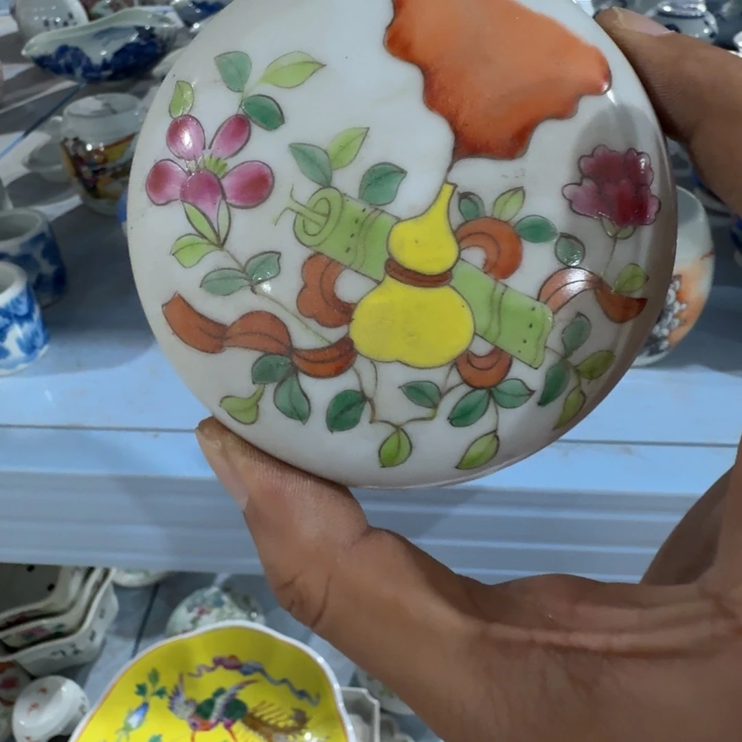 瓷片摆件的是谁和哪个了么