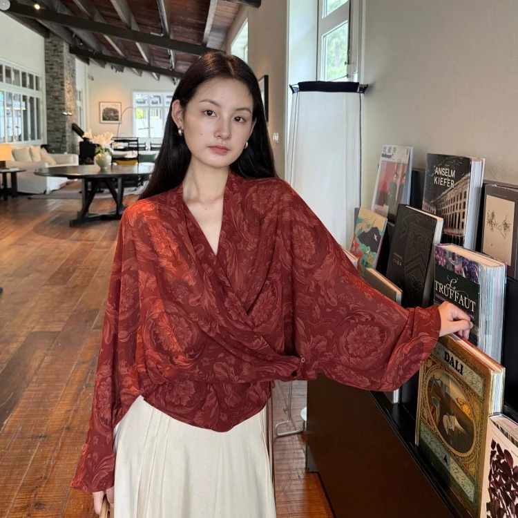 |2025秋季新中式松弛感复古印花领交叉宽松小衫女A15206