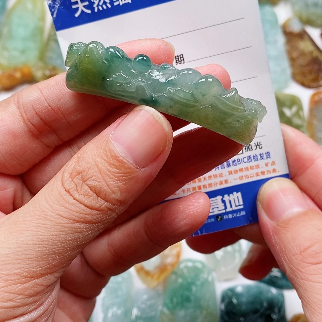 翡翠未镶嵌颈饰山水手牌