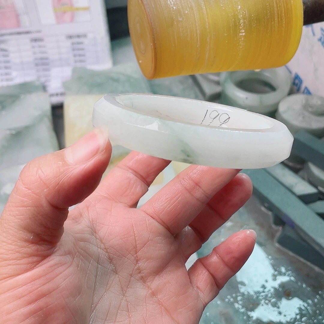 ****人定制石英质玉（天山翠）