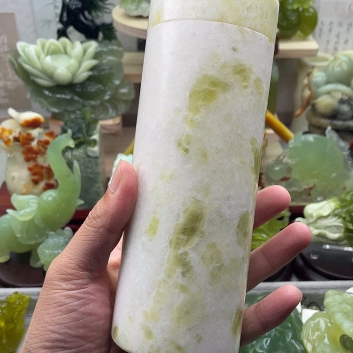 蛇纹石玉未镶嵌四大名玉杯子