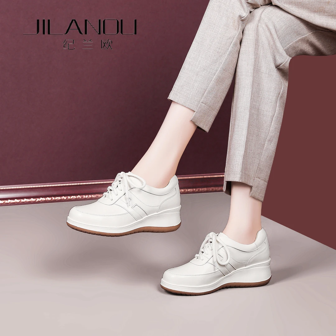 真皮旅游休闲单鞋女春秋2025新款厚底妈妈小白鞋坡跟软底牛皮女鞋