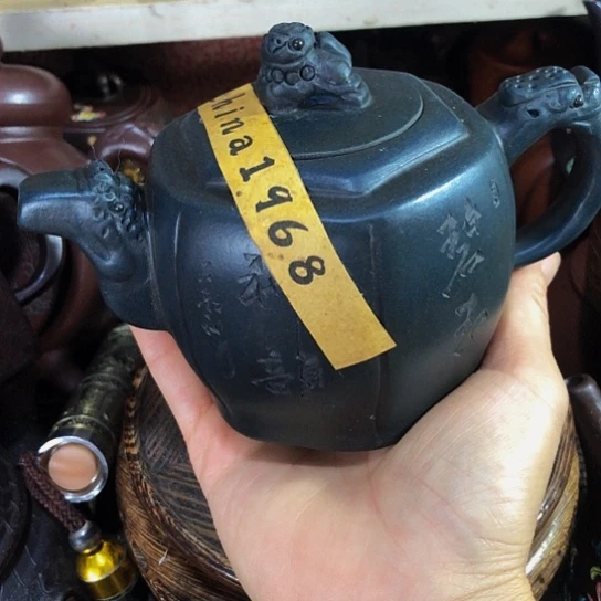茶壶紫砂原矿泥料手工制作的一把紫砂壶。