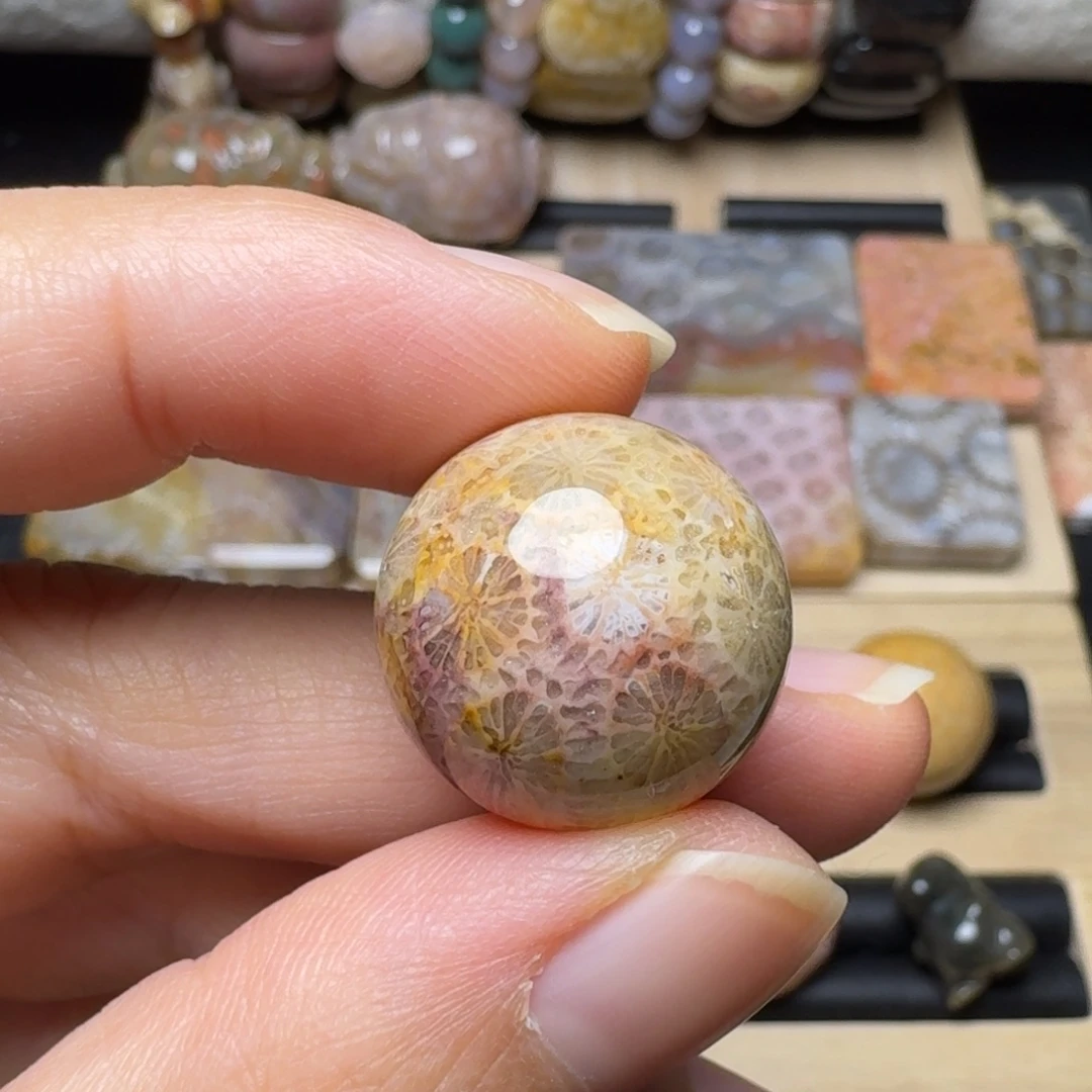 硅化玉未镶嵌有点闪的彩花，19.5咪