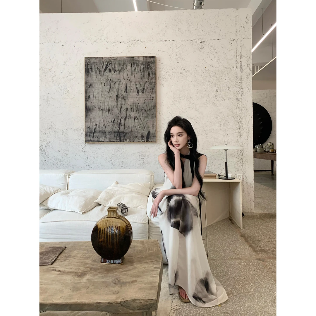 2025新款 海边度假巨好看的连衣裙女夏季大方挂脖吊带裙子背心裙