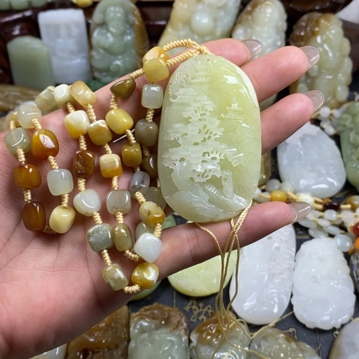 俏****和田玉未镶嵌颈饰