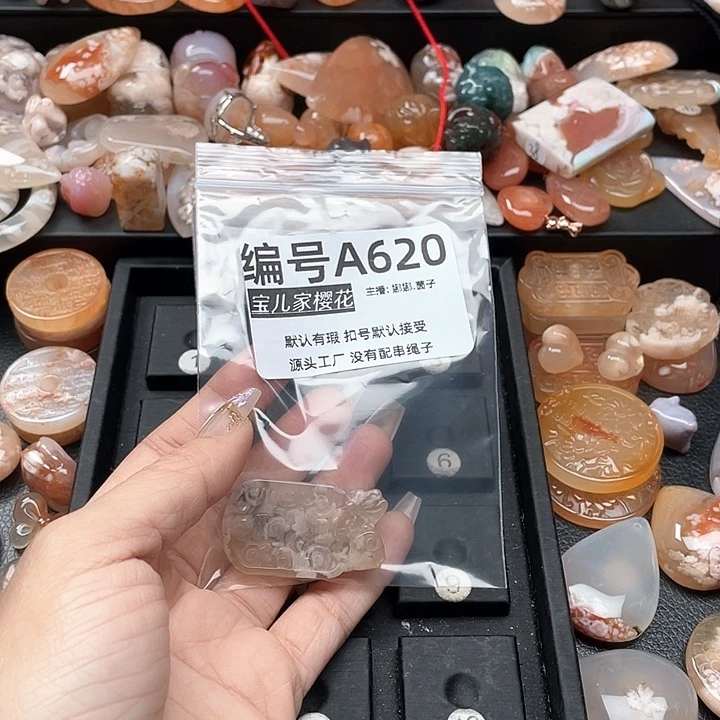 合金颈饰玛瑙/玉髓哈**思