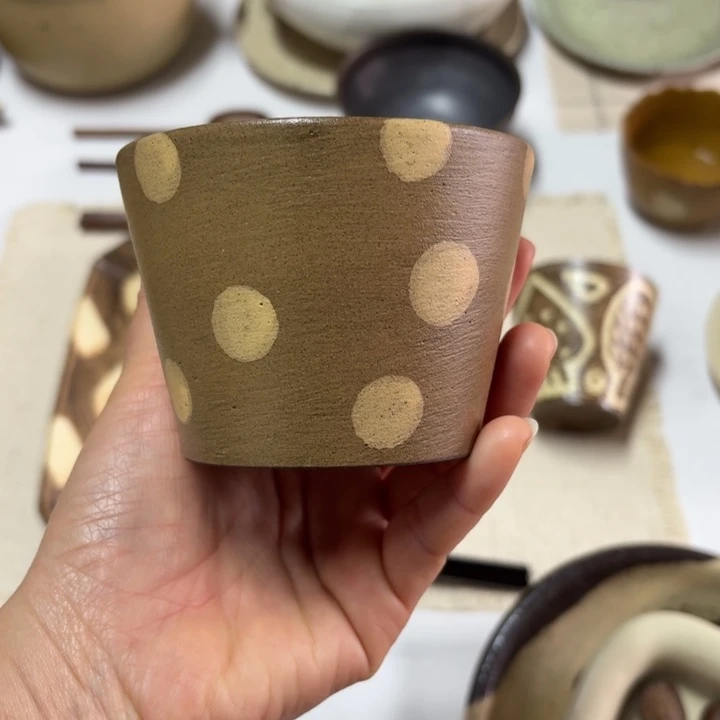 陶刘超波点奶茶手握杯