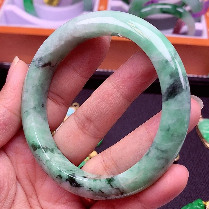 翡翠手镯未镶嵌翡翠