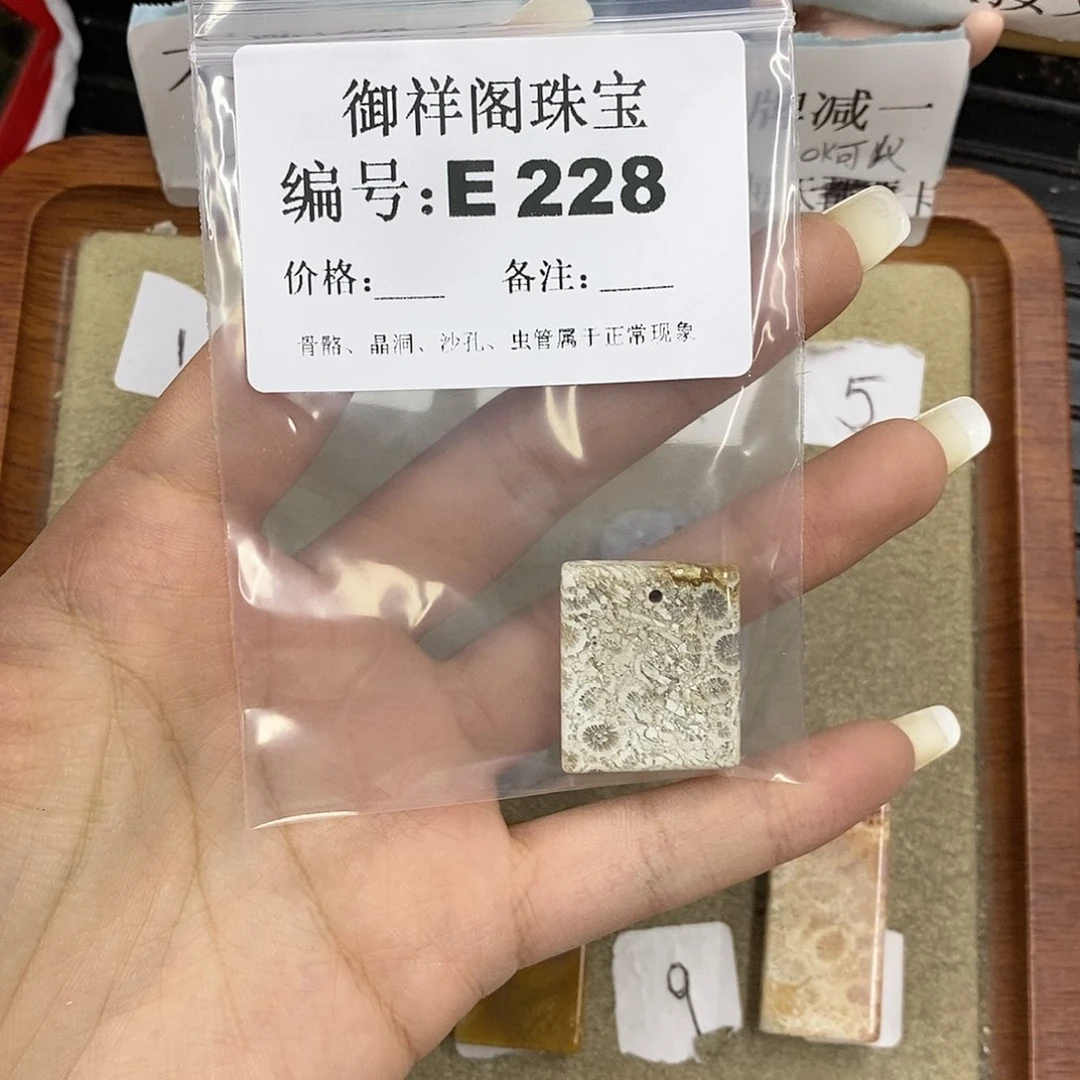 石英质玉合金颈饰莓*
