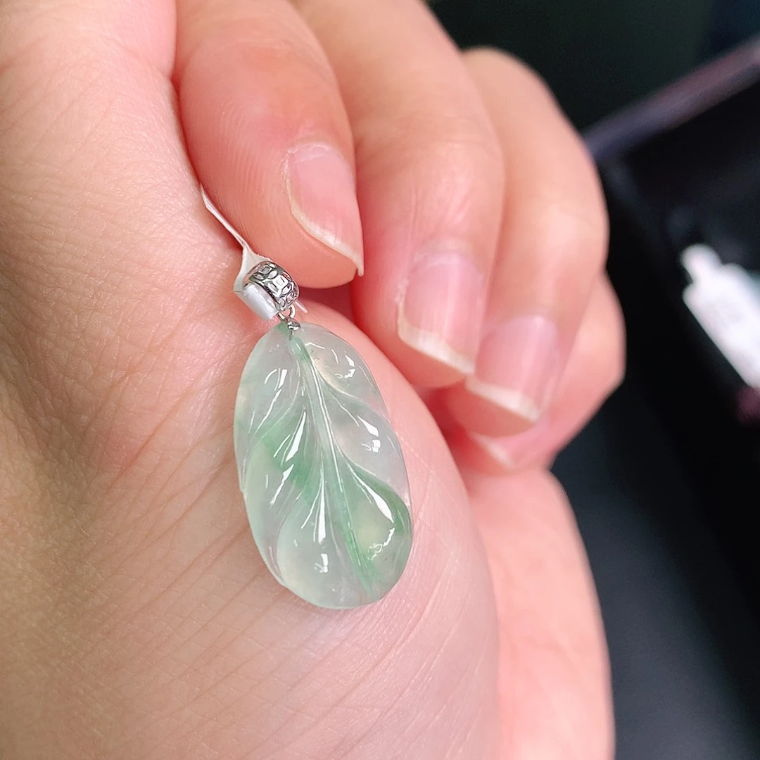 翡翠颈饰18K金镶嵌冰胶飘绿芭蕉叶