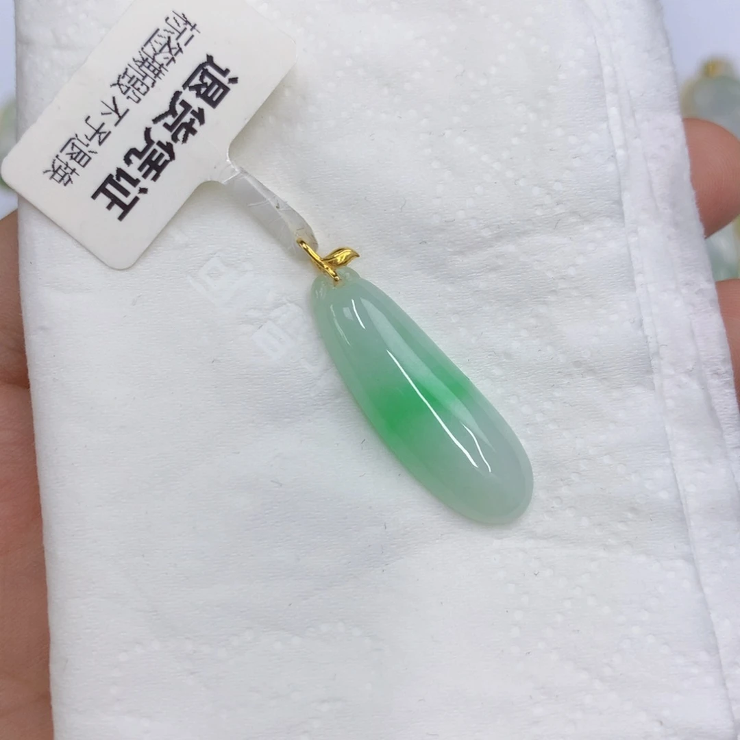 翡翠18K金镶嵌颈饰翡翠