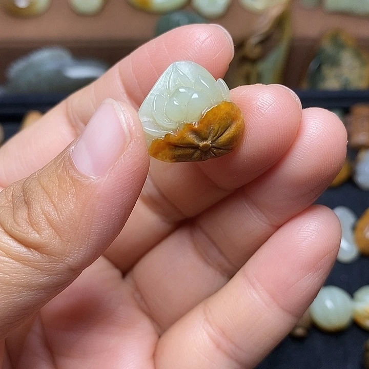 浅***然岫岩河磨玉（透闪石质玉）未镶嵌颈饰