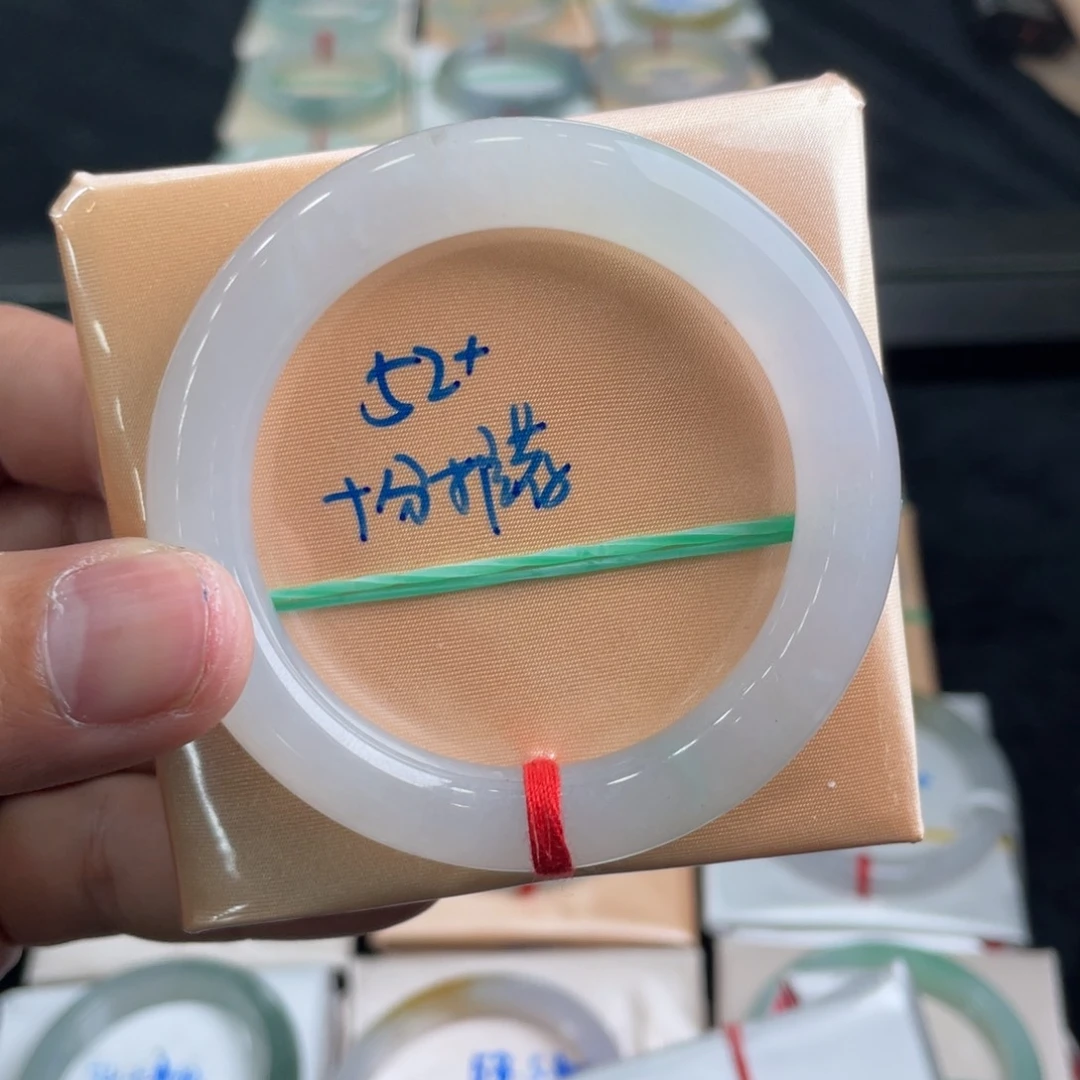 翡翠手镯未镶嵌翡翠手镯