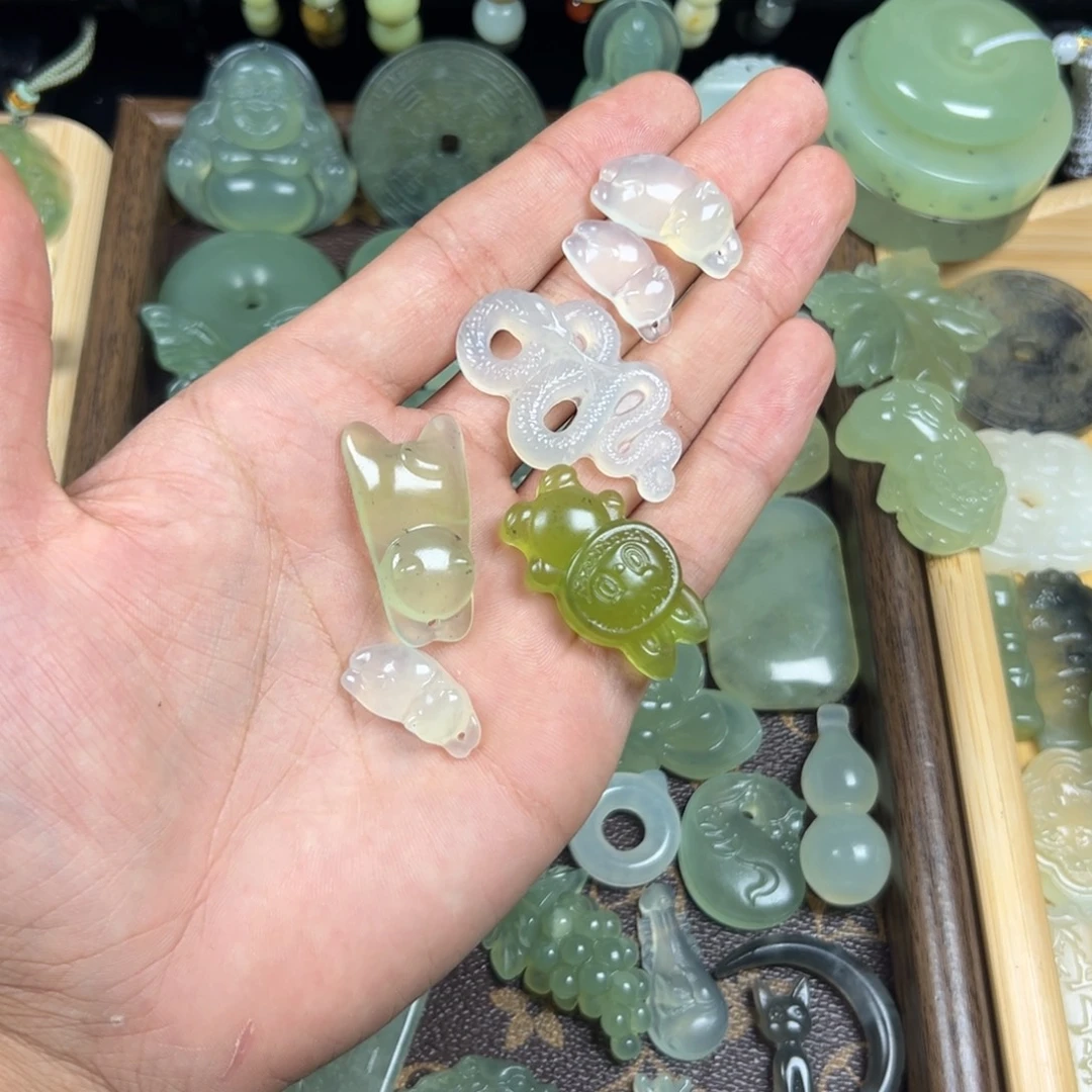 用***4未镶嵌蛇纹石玉颈饰多款
