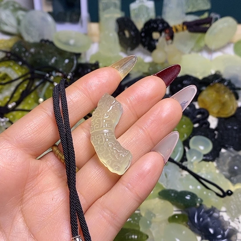 【闪购商品】蛇纹石玉颈饰未镶嵌小****?