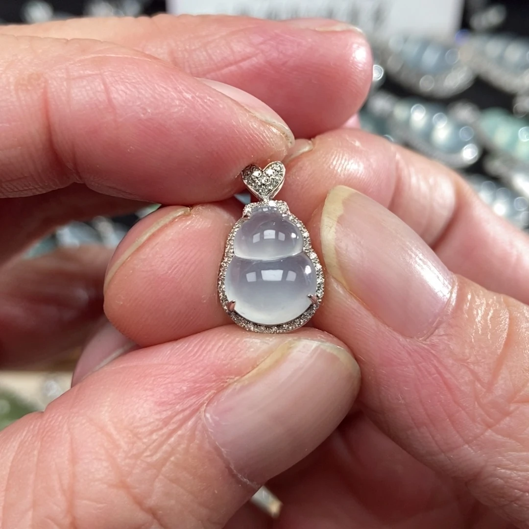 颈饰18K金镶嵌翡翠葫芦