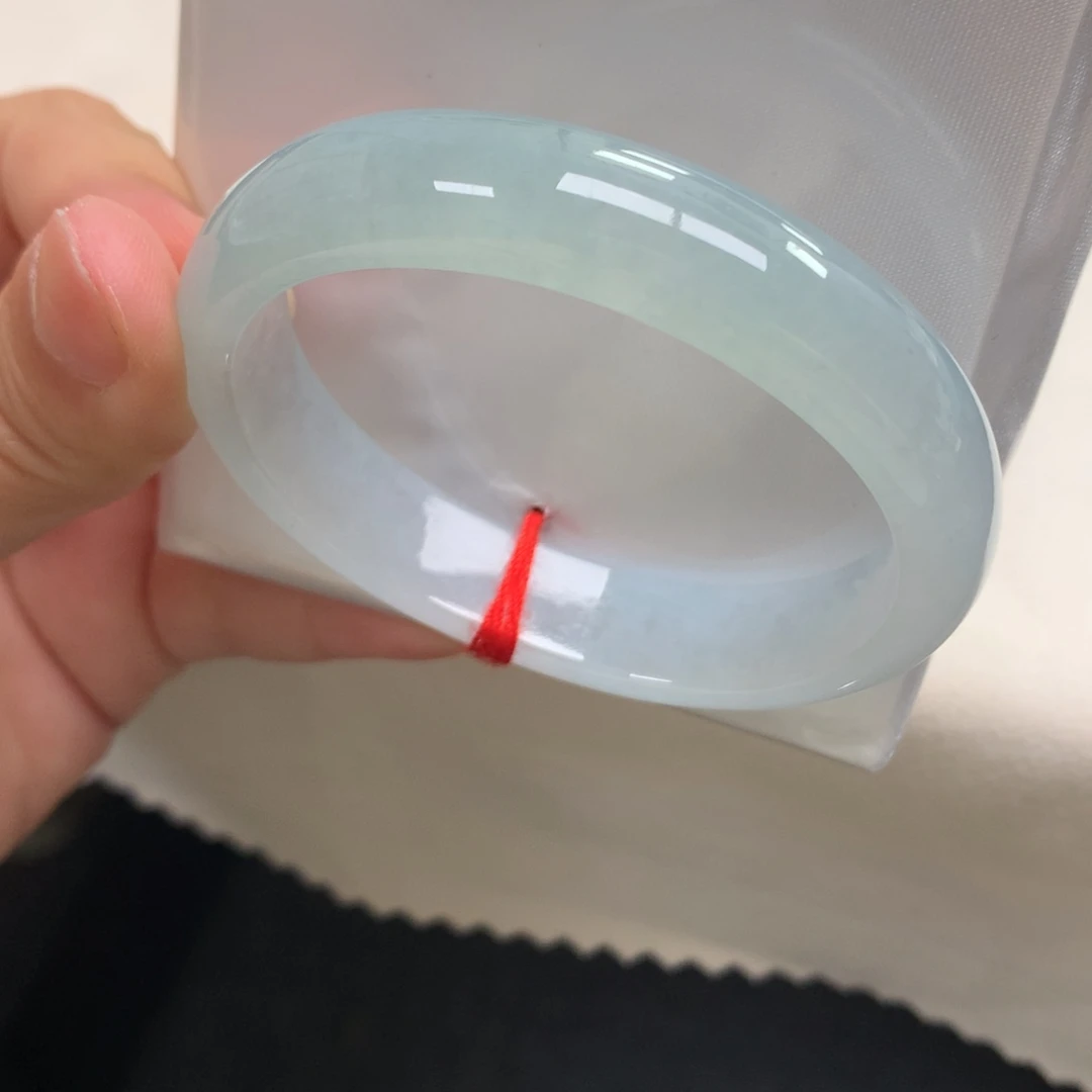 翡翠未镶嵌手镯35号52.5贵妃小冰蓝（微微瑕）