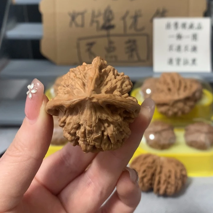 达***磨文玩核桃吊坠单只，有瑕疵