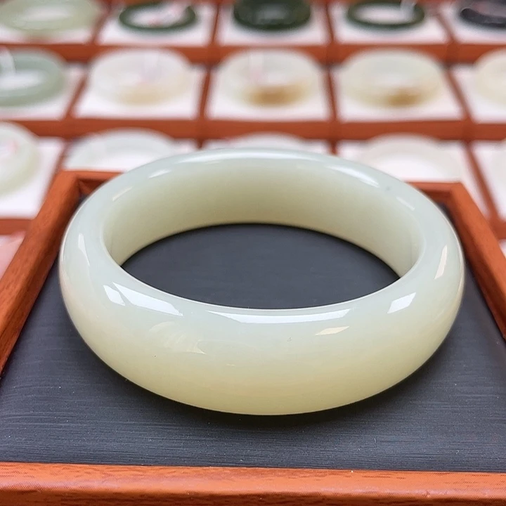 和田玉未镶嵌手镯（新疆奶白）
