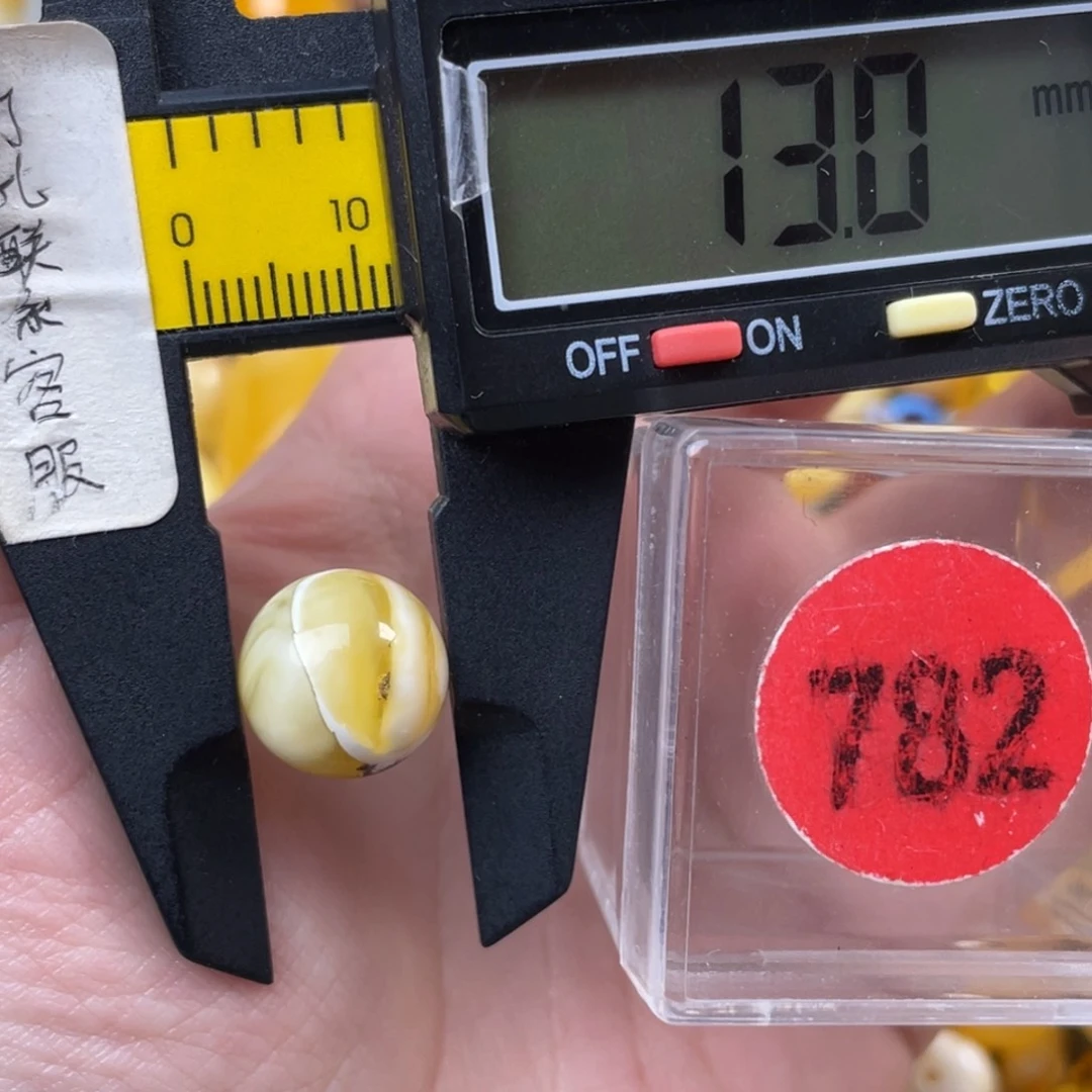 蜜蜡未镶嵌珠宝奇石