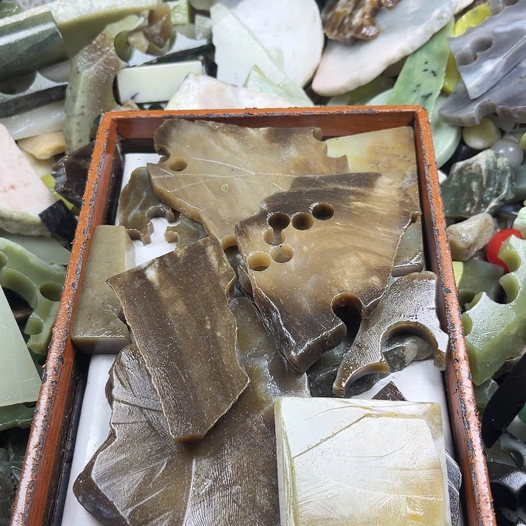 颈饰未镶嵌和田玉花**声
