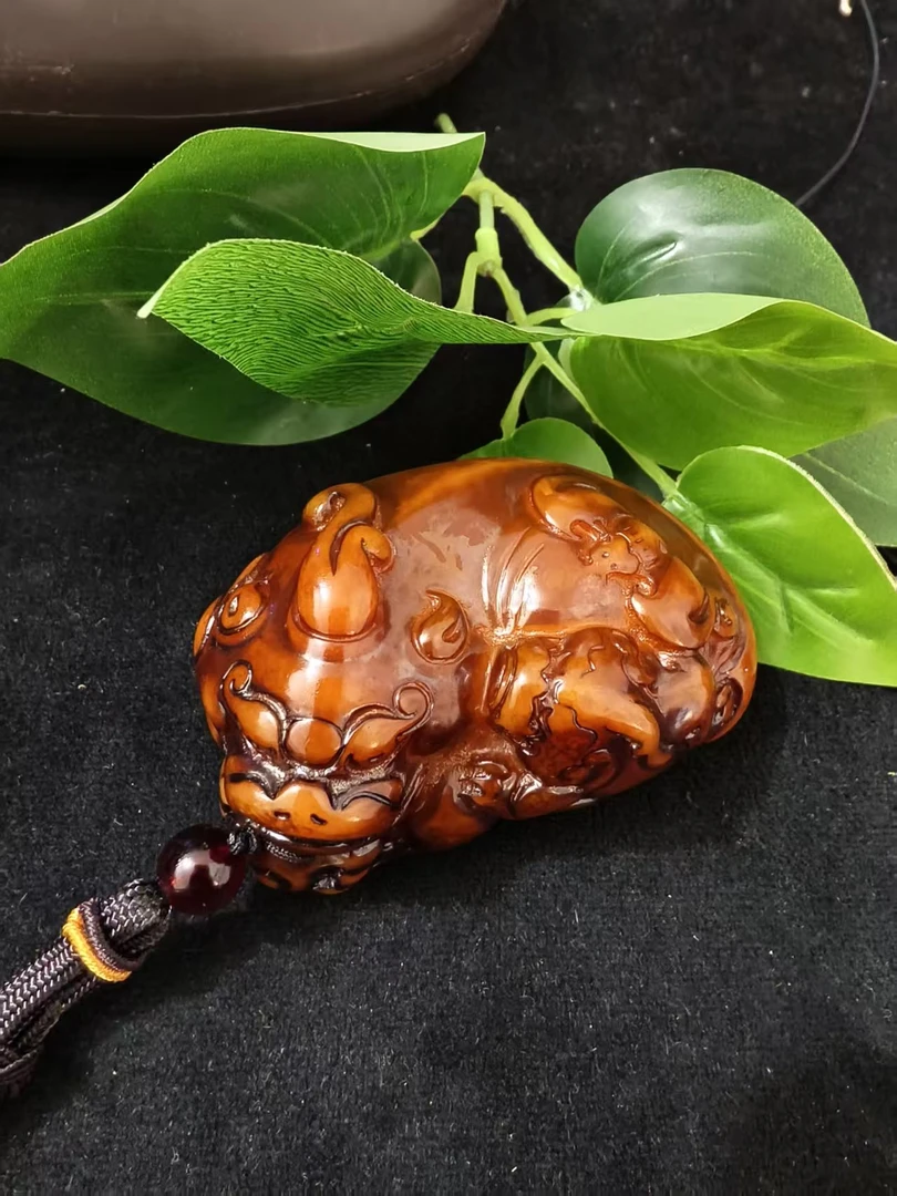 老红蜡子母貔貅把件。357。