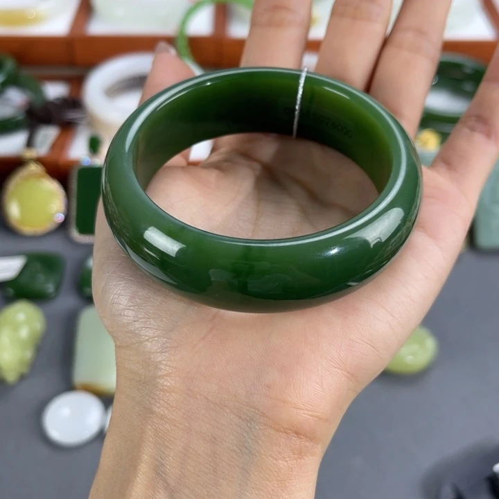 红***茶和田玉手镯未镶嵌