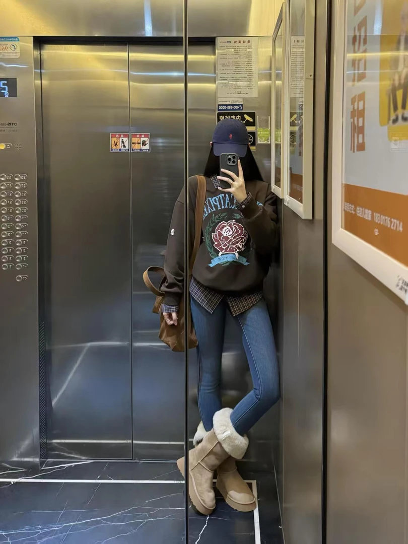 2025秋季新款韩系圆领印花设计感小众独特漂亮减龄卫衣女牛仔裤