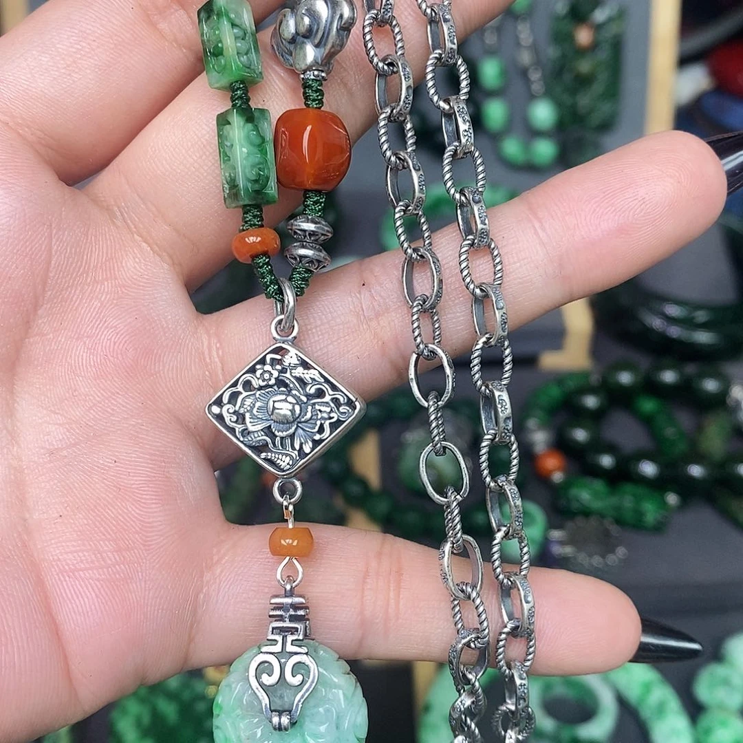 颈饰未镶嵌翡翠漂亮美眉